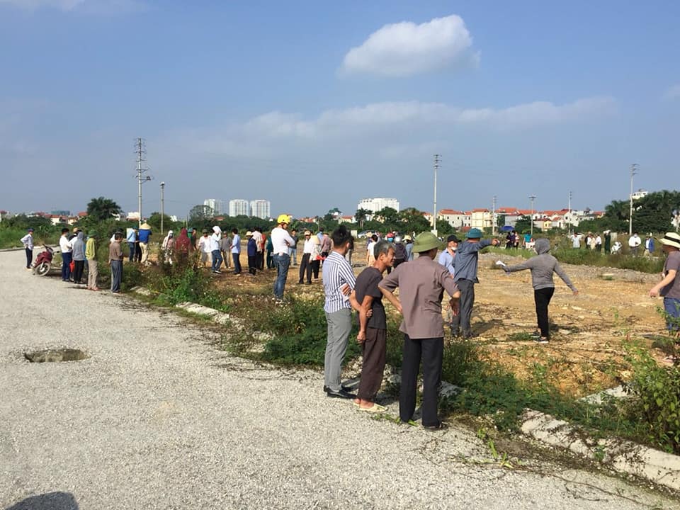 Khách hàng tham quan và đầu tư đất. Ảnh minh họa